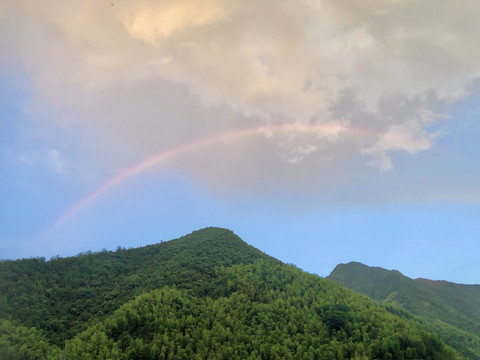 山顶彩虹