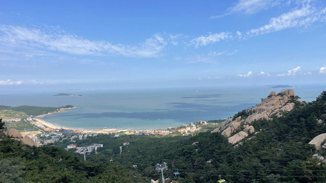 石头山蓝天白云山大海