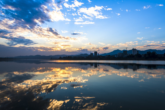 黄昏江边风景