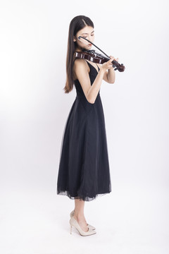 黑色背景里拉小提琴的女性