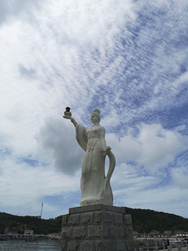 庙岛显应宫前的妈祖雕像