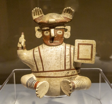 雷瓜伊文化战士形陶瓶