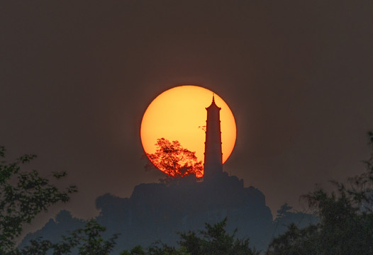 日出独山塔