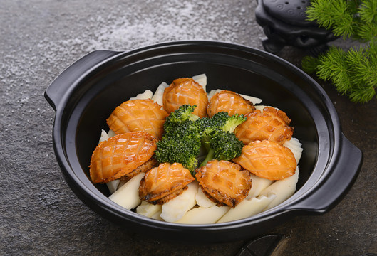 鮑汁鐵棍山藥燜鮮鮑魚