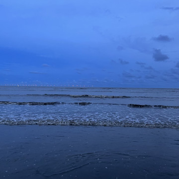 傍晚海浪涌上岸边