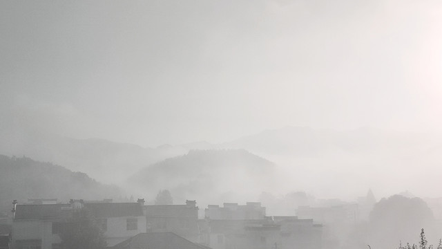 黄山山区早晨的云雾