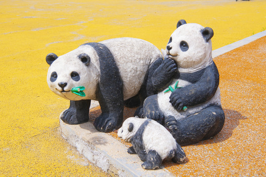大熊猫爸爸妈妈与宝宝群雕像