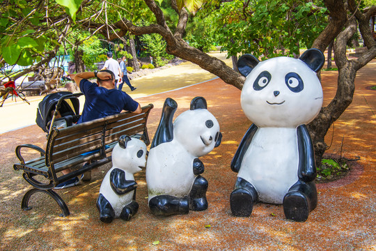 熊猫爸爸妈妈与宝宝雕像树木