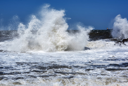 海浪礁石