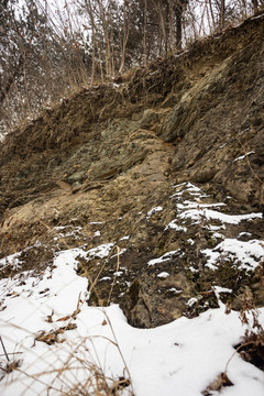 积雪覆盖的悬崖峭壁