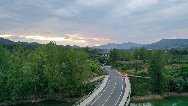 龙湖湿地公路