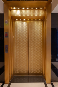 金色电梯间