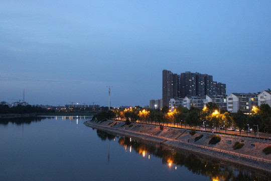 夜晚城市河畔社区