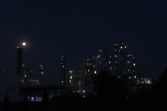 化肥厂一角夜景月亮拍摄