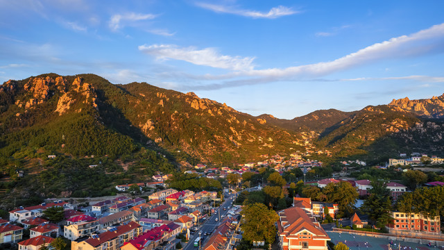 航拍青岛山间乡村红瓦房屋