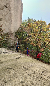 通往神马峰的岩路