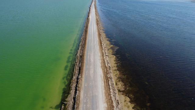 青海茫崖双色湖航拍中国