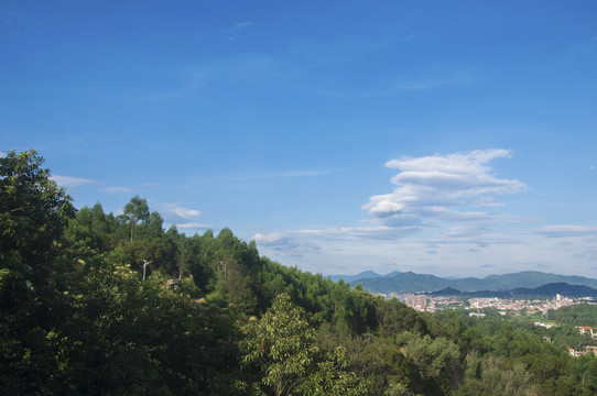 南安石鼓山山坡森林蓝天风光