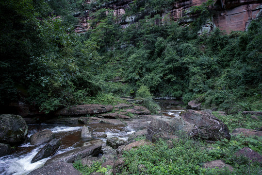 深山溪流