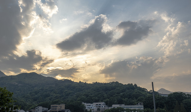 夕阳下的美丽乡村