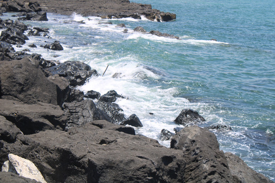 海浪拍打石头