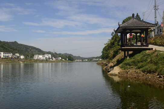 新安江岸边