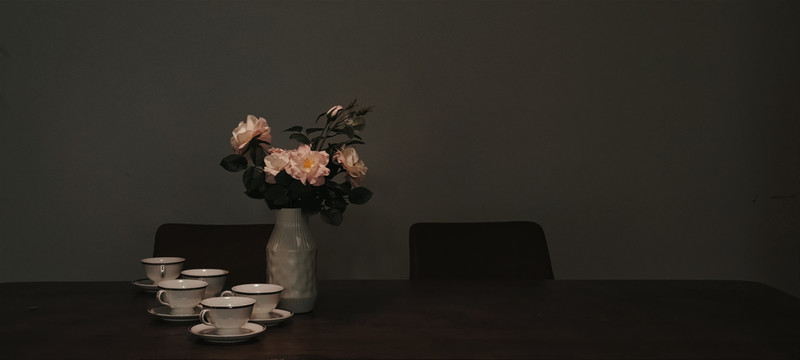 饭桌上的花瓶和茶杯