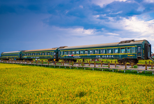 田野绿皮火车