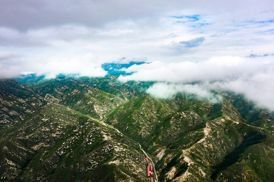 蓝天白云下的大山