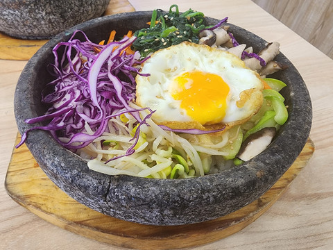 一碗韩式料理石锅拌饭