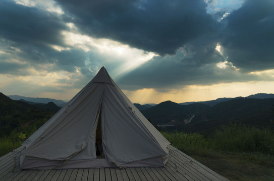 夕阳下的露营帐篷