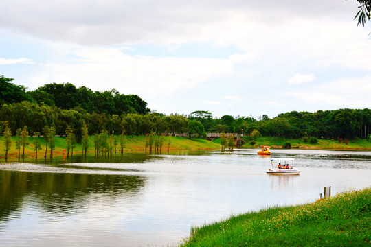 自然风景溪流河流游艇