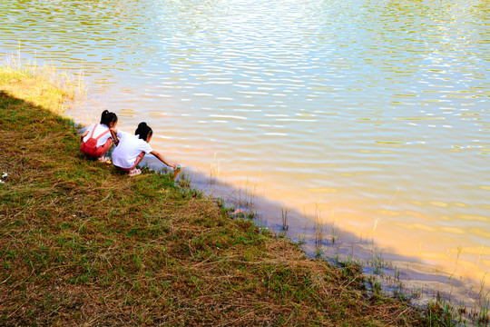 自然风光湖泊河流岸边儿童玩耍