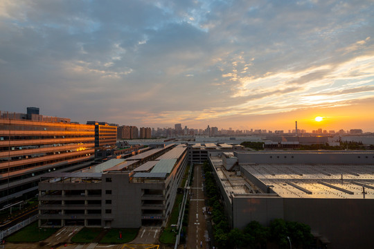 夕阳黄昏下的工业园区