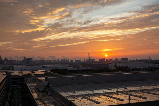 黄昏夕阳映照下的城市工业区