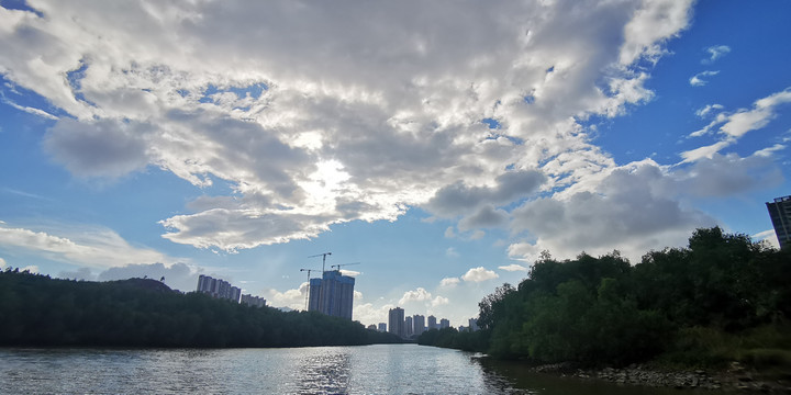 水岸天空