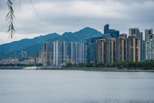 杭州富阳富春江畔城市风光