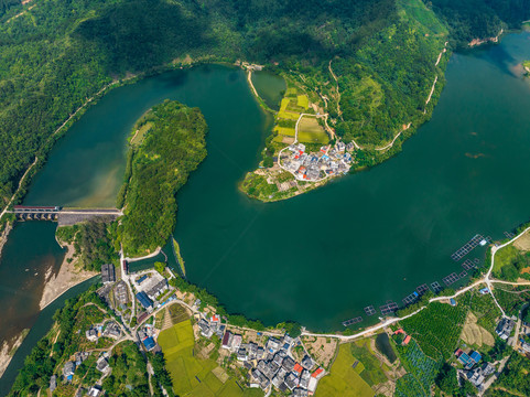 乡村夏日美丽江湾景美如画