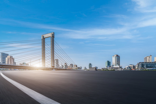 前进的道路和城市景观