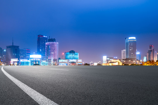 前进的道路和城市夜景