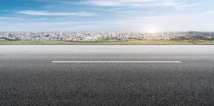 前进的道路和城市景观