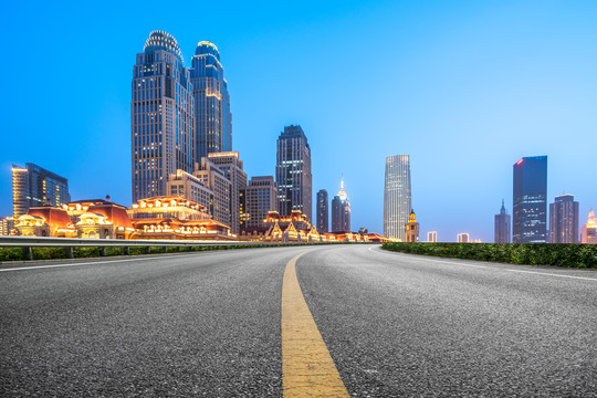 道路地面和现代建筑夜景