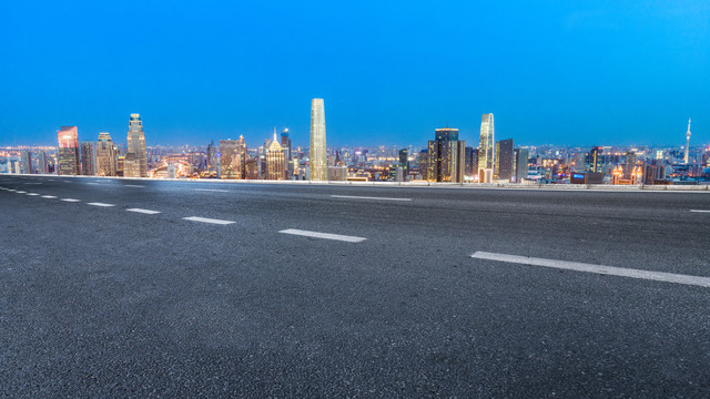 高速公路和城市景观夜景