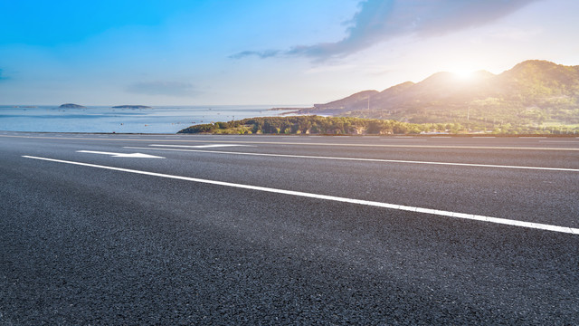 前进的道路和自然风光