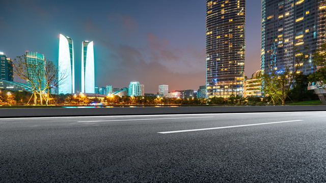 沥青地面和城市夜景