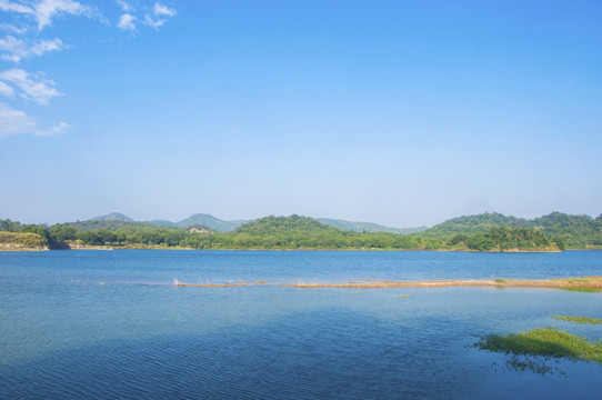 蓝天下的水库风景