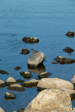 湖边岩石