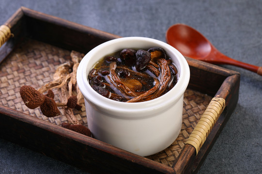 茶樹(shù)菇老鴨湯