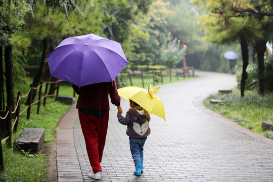 雨中打伞的母女