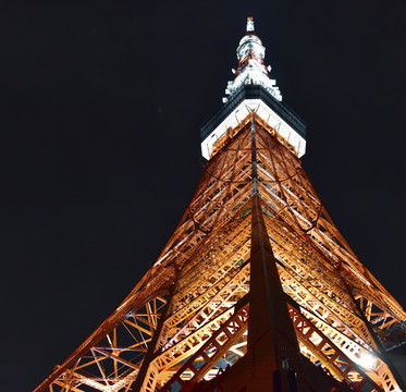 仰拍的日本东京塔